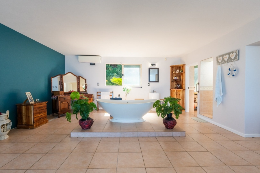 7 Bedroom Property for Sale in Outeniqua Strand Western Cape